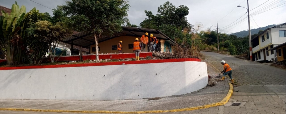 SE REALIZAN TRABAJOS DE REHABILITACION DEL MURO DE LA IGLESIA DE GUALEA